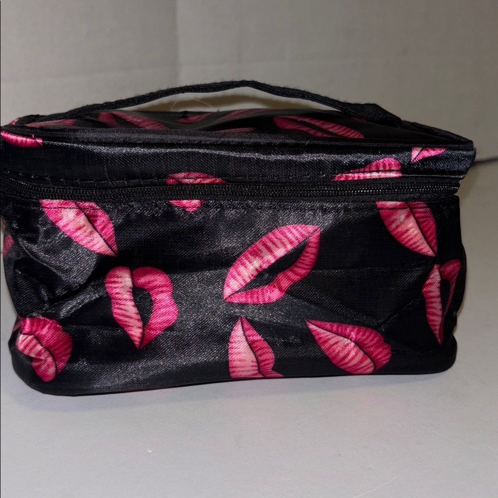 BLACK WITH PINK/RED LIP DESIGN COSMETICS CASE ZIPPER CLOSURE SMALL MIRROR INSIDE